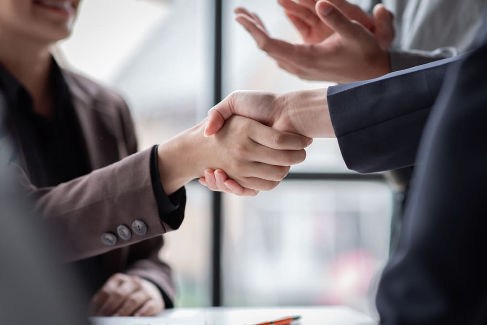 handshake between a leasing agent and a tenant